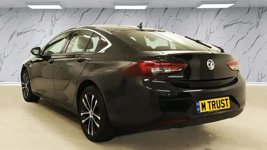 Usado Vauxhall Insignia Edition 122 CV (89 kW) 2022 Negro Utilitario
