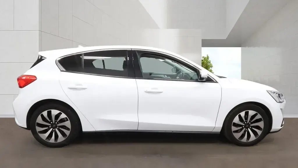 Used Ford Focus Zetec 125 HP (91 kW) 2018 White Hatchback