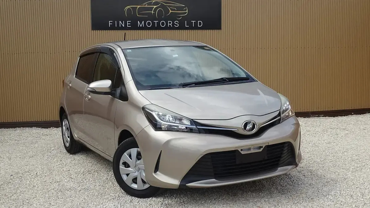 Used Toyota Yaris Design 99 HP (72 kW) 2015 Beige Hatchback