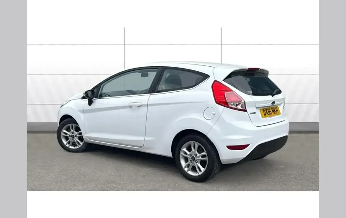 Usado Ford Fiesta Zetec 100 HP (73 kW) 2016 Branco Citadino