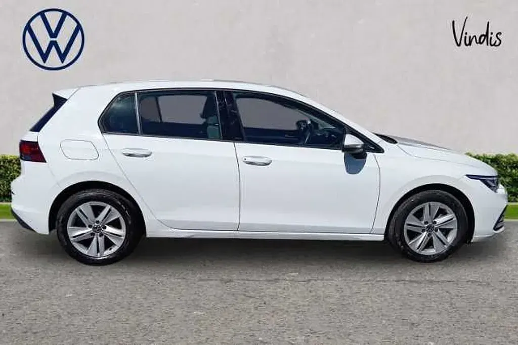 Second-hand VW Golf VIII 130 CP (95 kW) 2023