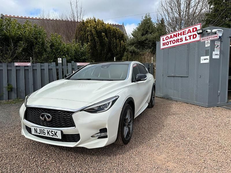 Used Infiniti Q30 Sport Tech 109 HP (80 kW) 2016 White Hatchback