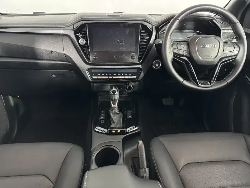 Second-hand Isuzu D-Max 163 CP (119 kW) 2025 Albastru Pickup