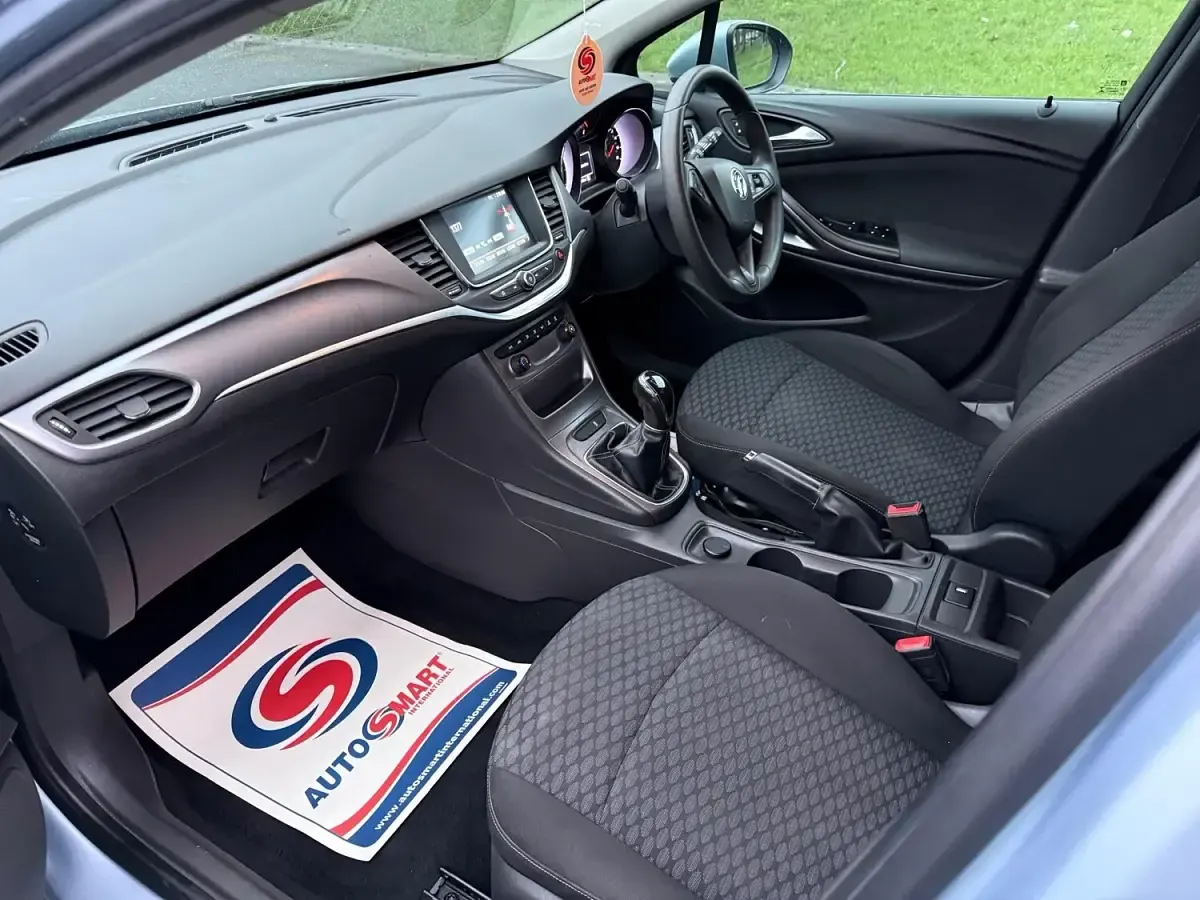 Gebraucht Vauxhall Astra Design Edition 125 PS (91 kW) 2016 Silber Kleinwagen