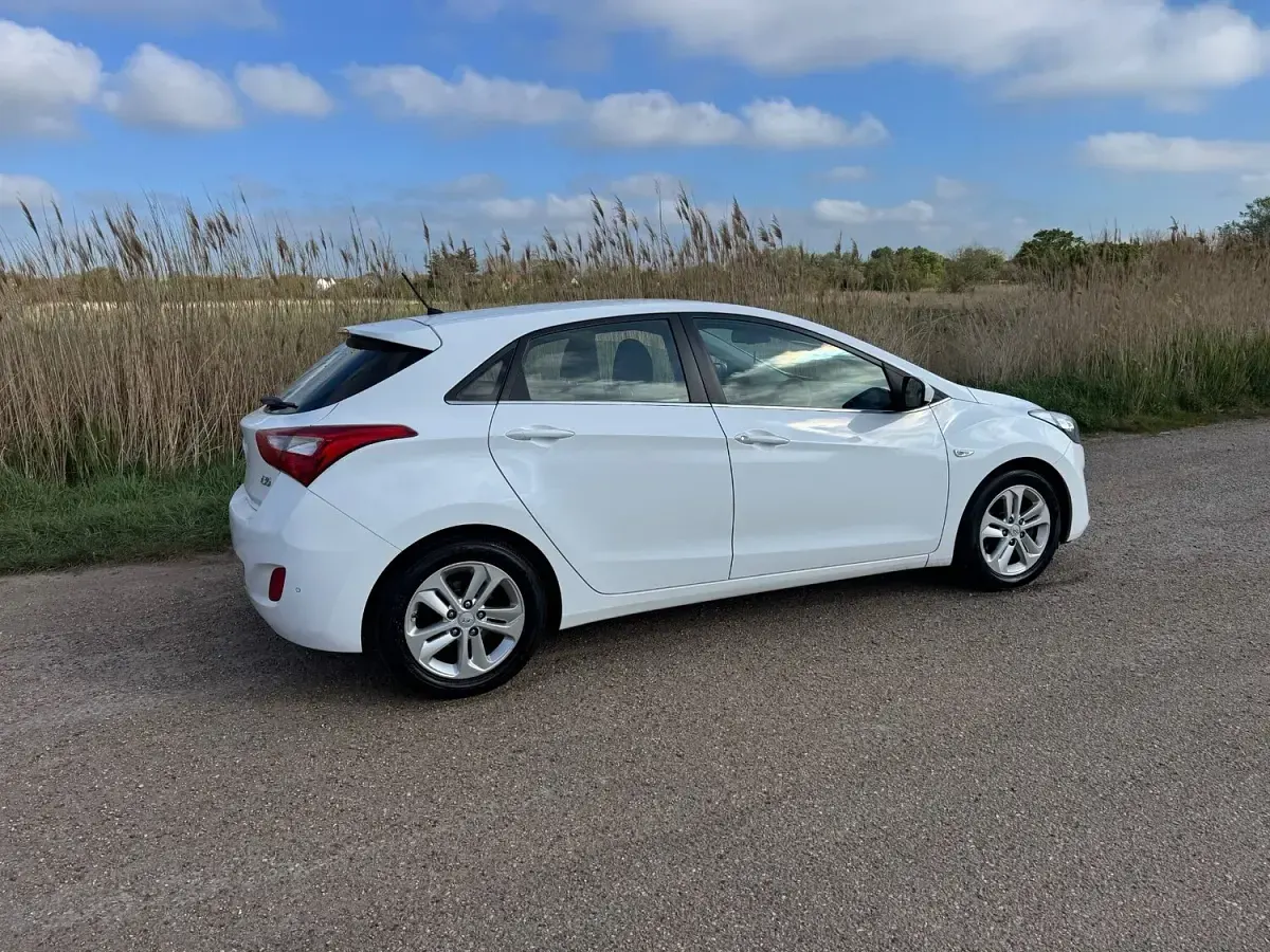 Used Hyundai i30 SE 120 HP (88 kW) 2015 White Hatchback