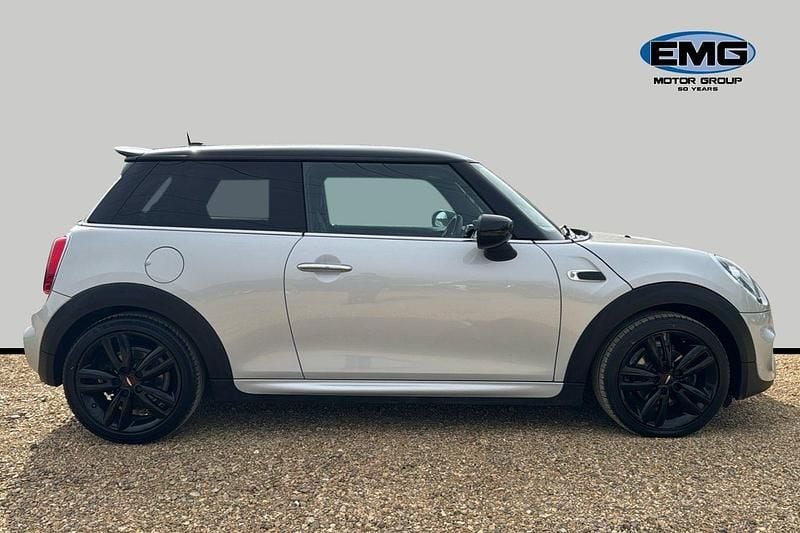 Begagnad Mini Cooper Hatch 136 HK (100 kW) 2020 Silver Halvkombi