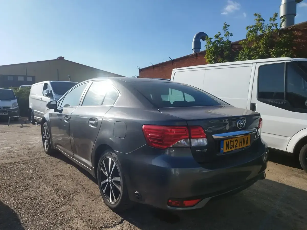 Usado Toyota Avensis 147 HP (108 kW) 2012 Cinzento Sedan