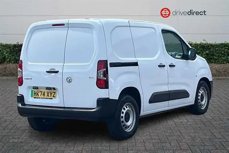 Used Vauxhall Combo 100 kW (136 HP) 2024 White MPV