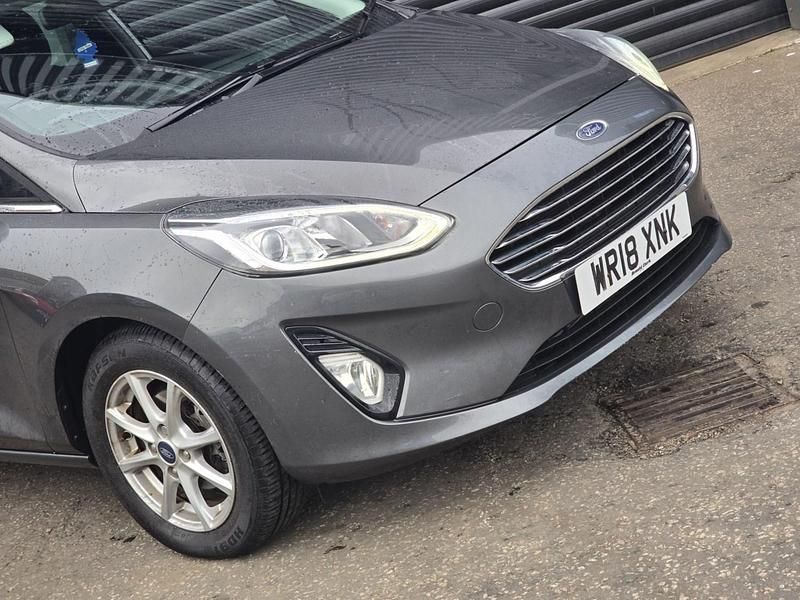 Usado Ford Fiesta Zetec 70 HP (51 kW) 2018 Cinzento Citadino