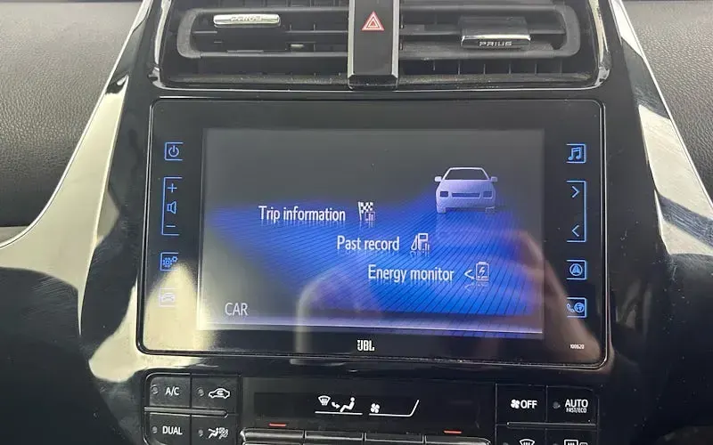 Used Toyota Prius 122 HP (89 kW) 2017 White Hatchback