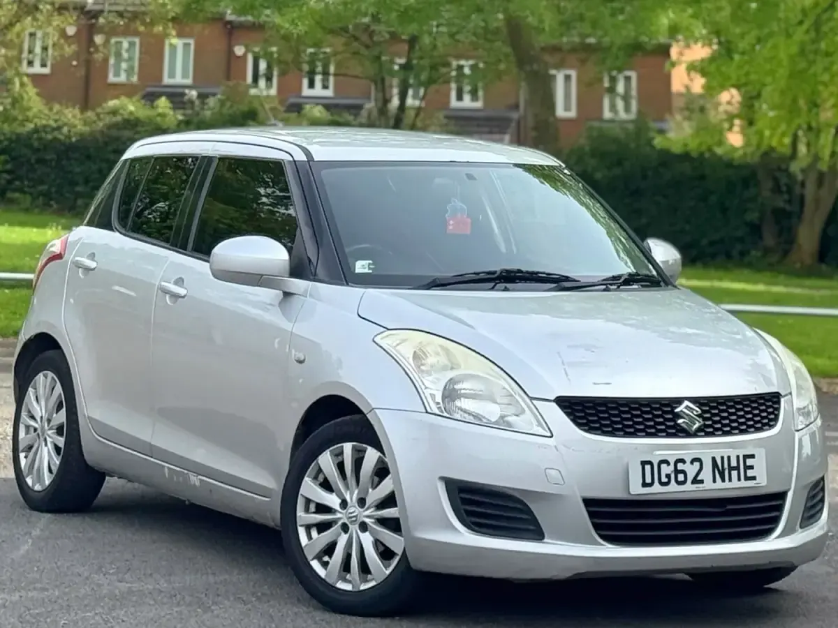 Usado Suzuki Swift SZ3 94 HP (69 kW) 2012 Prateado Citadino