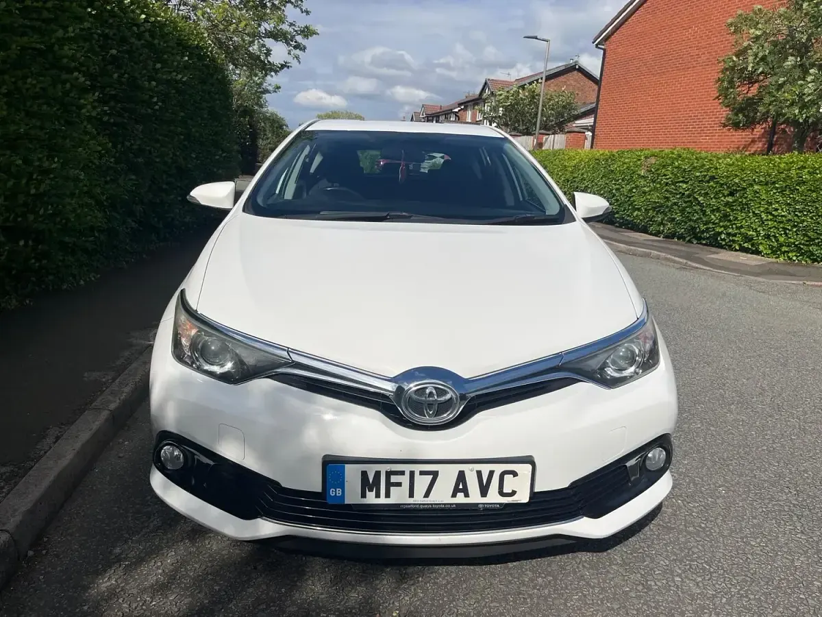 Used Toyota Auris Business Edition 112 HP (82 kW) 2017 White Hatchback