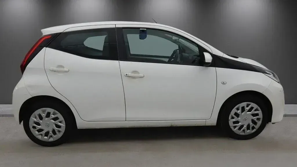 Second-hand Toyota Aygo X-play 71 CP (52 kW) 2021 Alb Hatchback