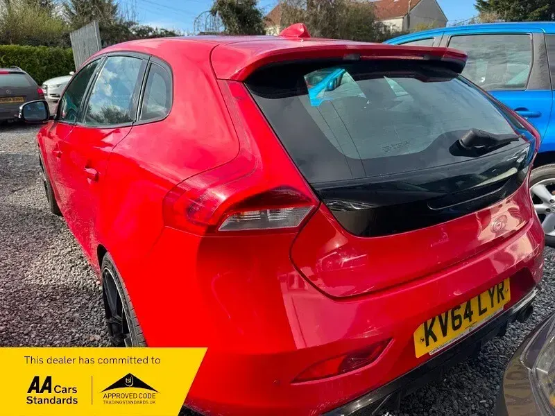 Used Volvo V40 R-Design 190 HP (139 kW) 2014 Red Hatchback