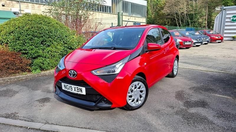 Used Toyota Aygo X-play 72 HP (52 kW) 2019 Red Hatchback