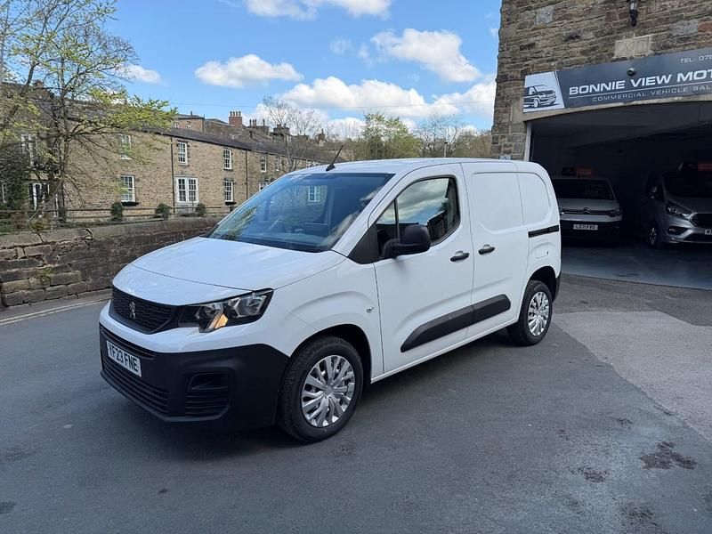 Used Peugeot Partner Premium 131 HP (96 kW) 2023 White MPV