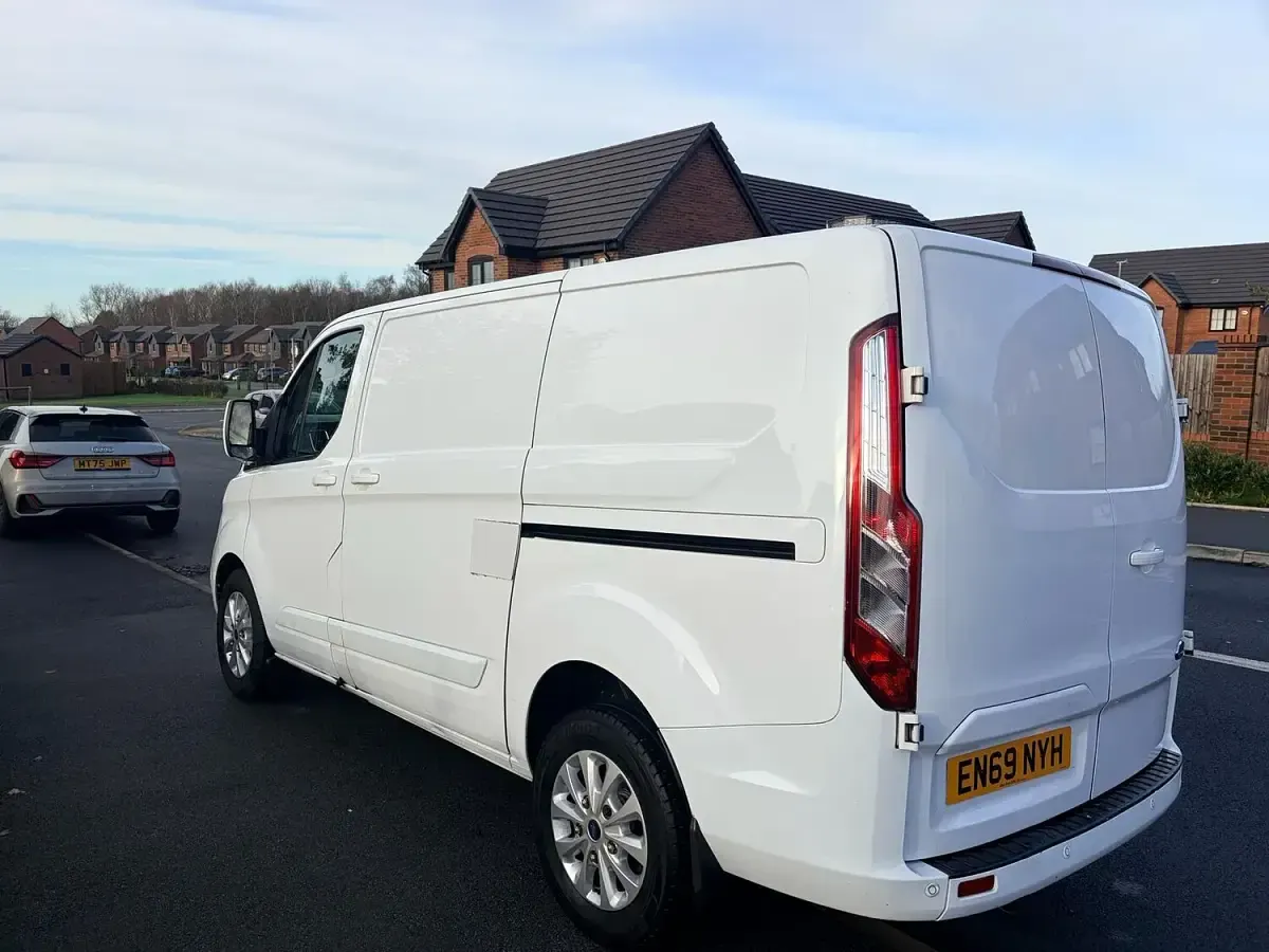 Used Ford Transit Custom Limited 130 HP (95 kW) 2020 White Van