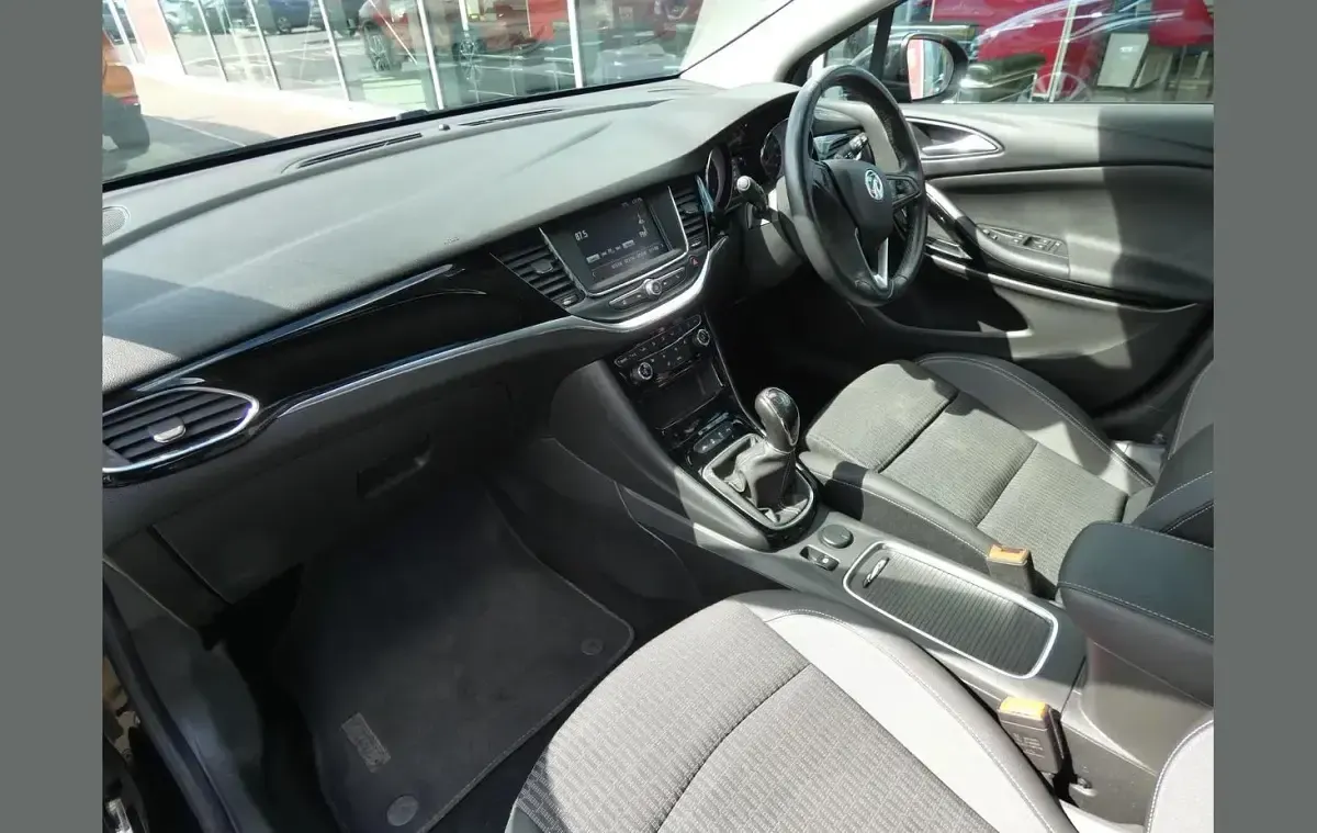 Used Vauxhall Astra Edition 143 HP (105 kW) 2021 Black Hatchback