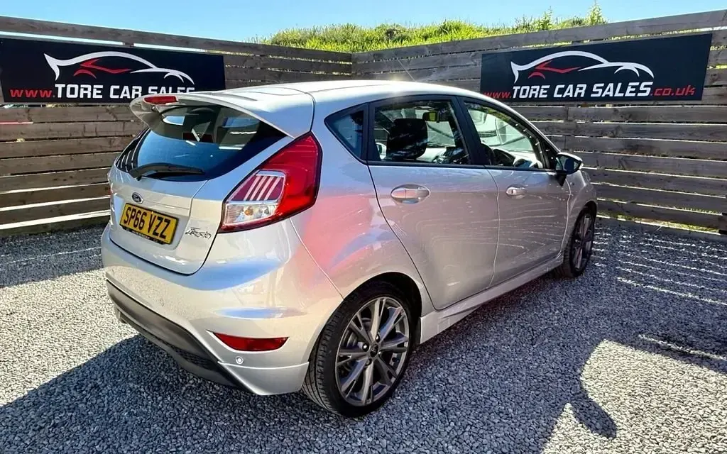 Usado Ford Fiesta ST-Line 125 CV (91 kW) 2016 Plateado Utilitario