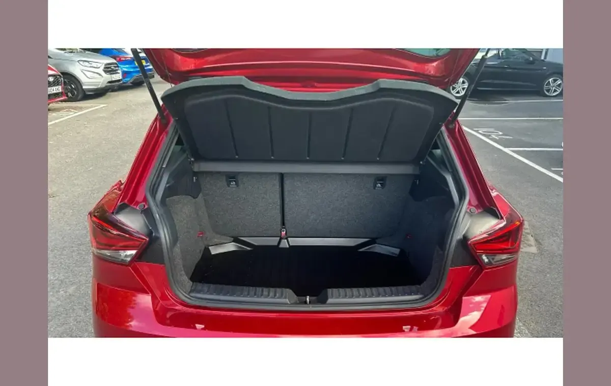 Usado Seat Ibiza FR Sport 95 CV (69 kW) 2022 Rojo Utilitario