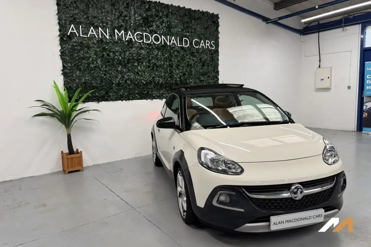 Usado Vauxhall Adam Rocks 87 CV (63 kW) 2015 Blanco Utilitario