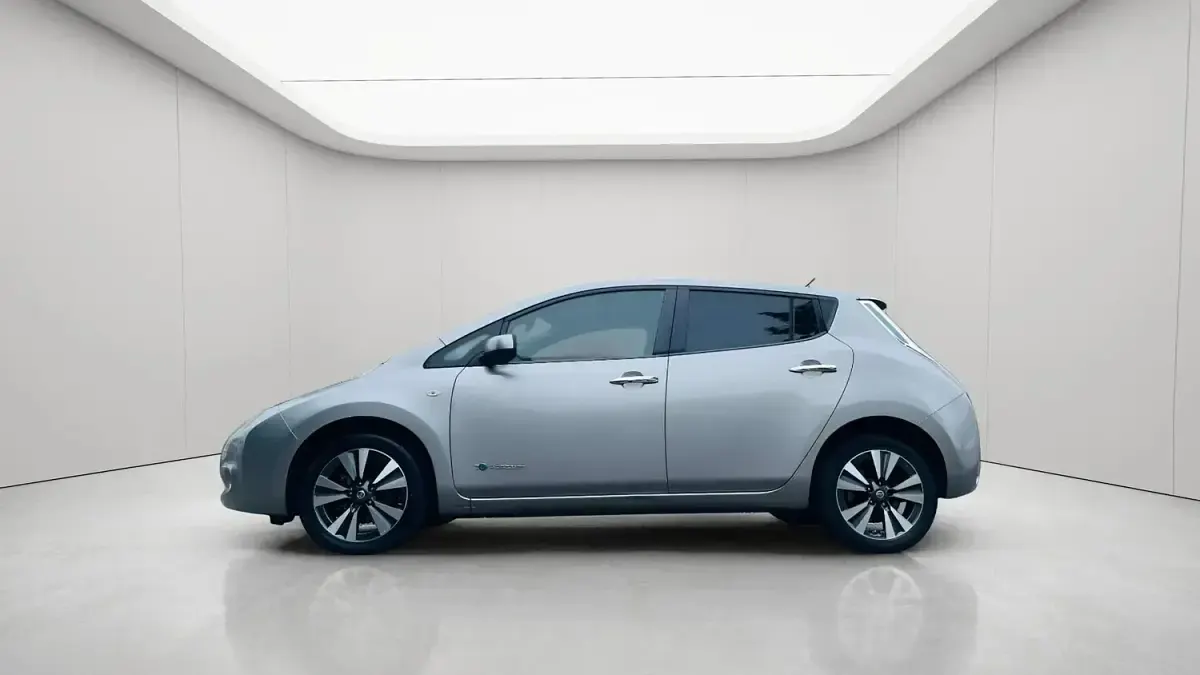 Used Nissan Leaf Tekna 80 kW (109 HP) 2015 Silver Hatchback