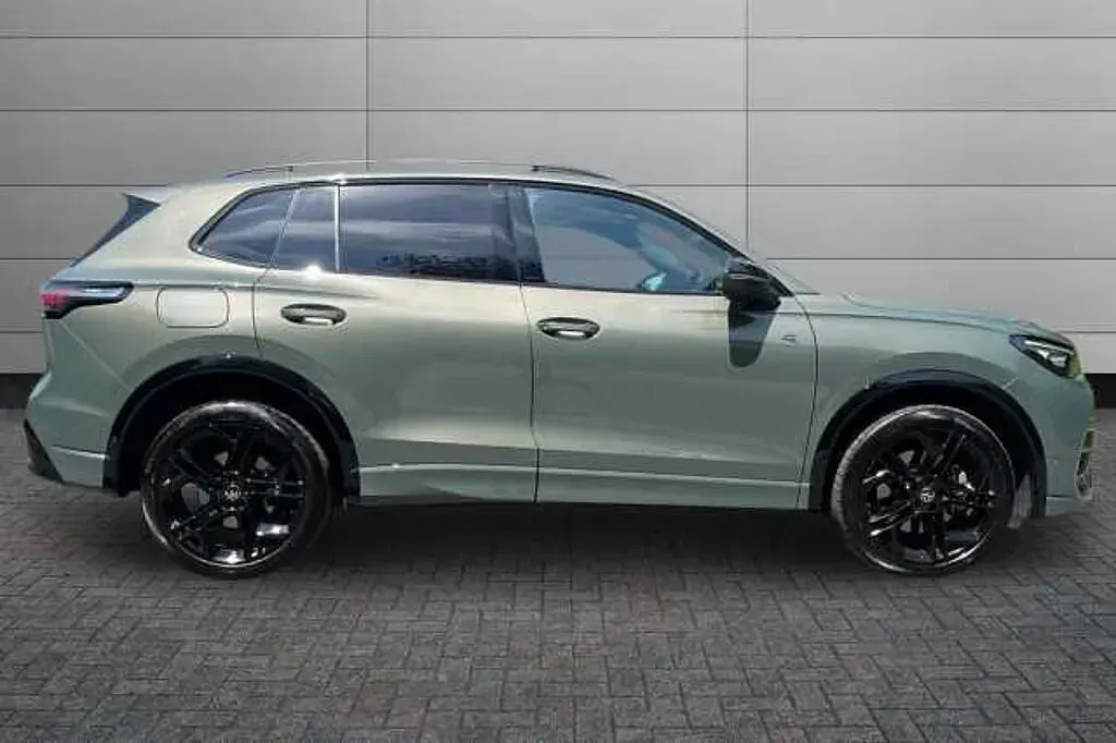 Used VW Tiguan R-line 265 HP (194 kW) 2025 Cipressino green SUV