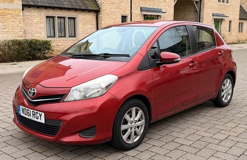 Used Toyota Yaris 99 HP (72 kW) 2012 Red Hatchback