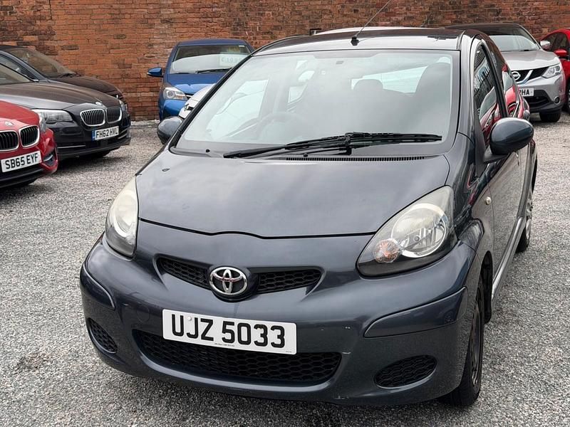 Usado Toyota Aygo 67 HP (49 kW) 2010 Cinzento Citadino