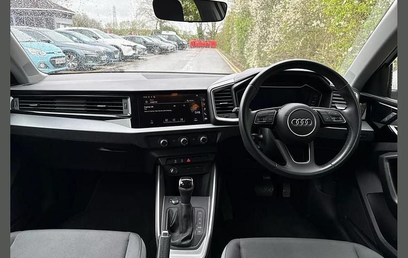 Używany Audi A1 Sport 94 KM (69 kW) 2023 Biały SUV