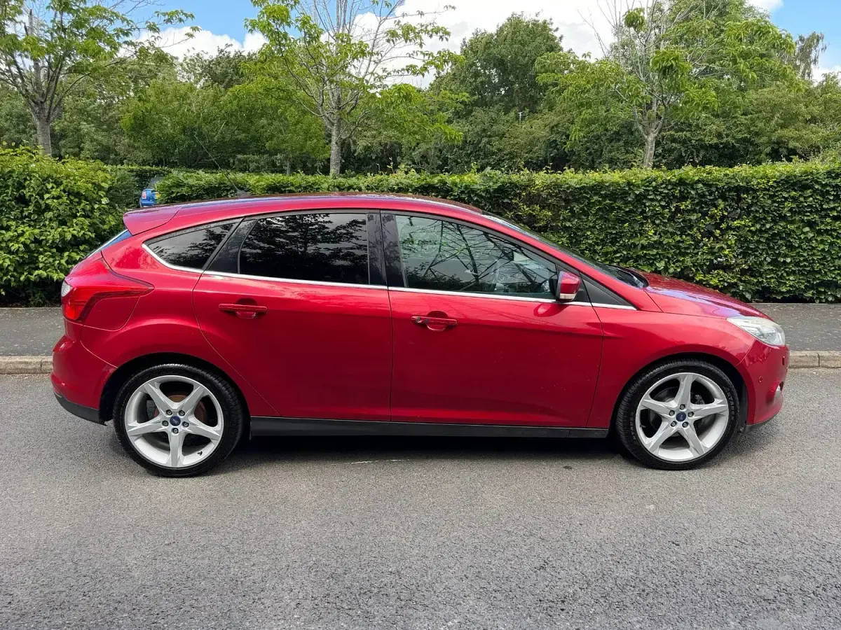 Used Ford Focus Titanium X 115 HP (84 kW) 2013 Red Hatchback