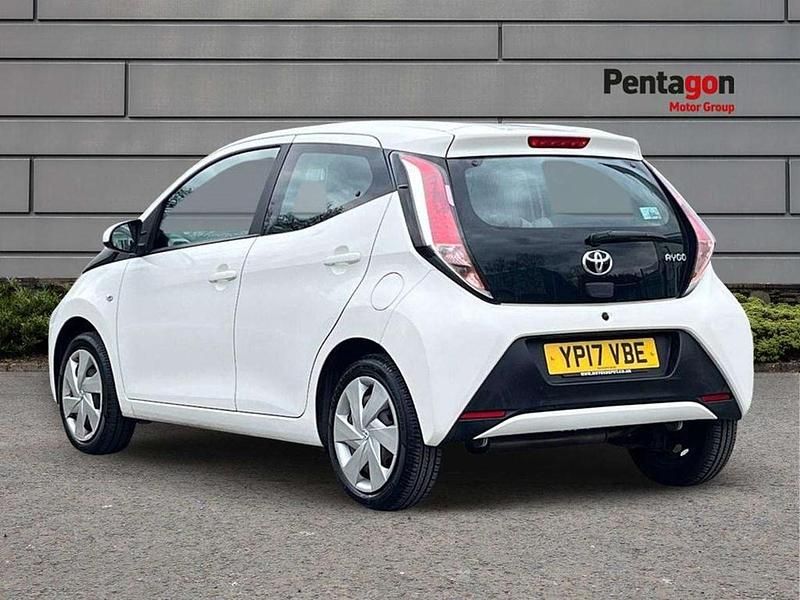 Used Toyota Aygo X-play 69 HP (50 kW) 2017 White Hatchback