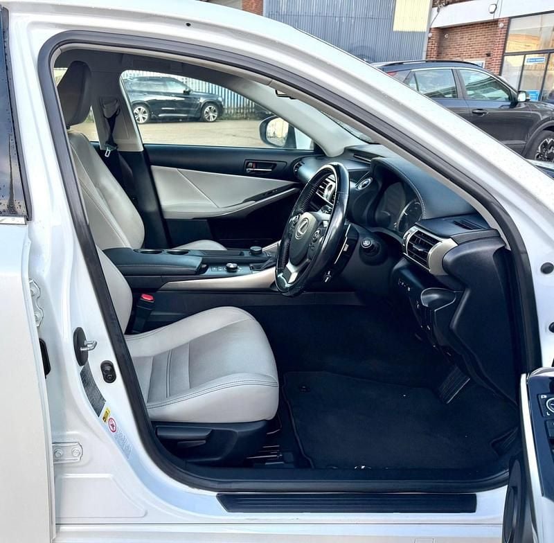 Used Lexus IS300h Executive Line 2015 White Sedan