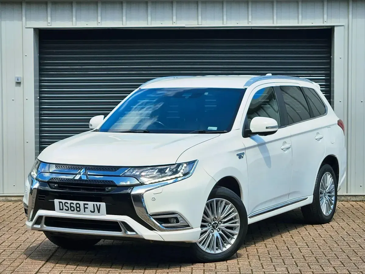 Used Mitsubishi Outlander P-HEV 210 HP (154 kW) 2018 White Estate