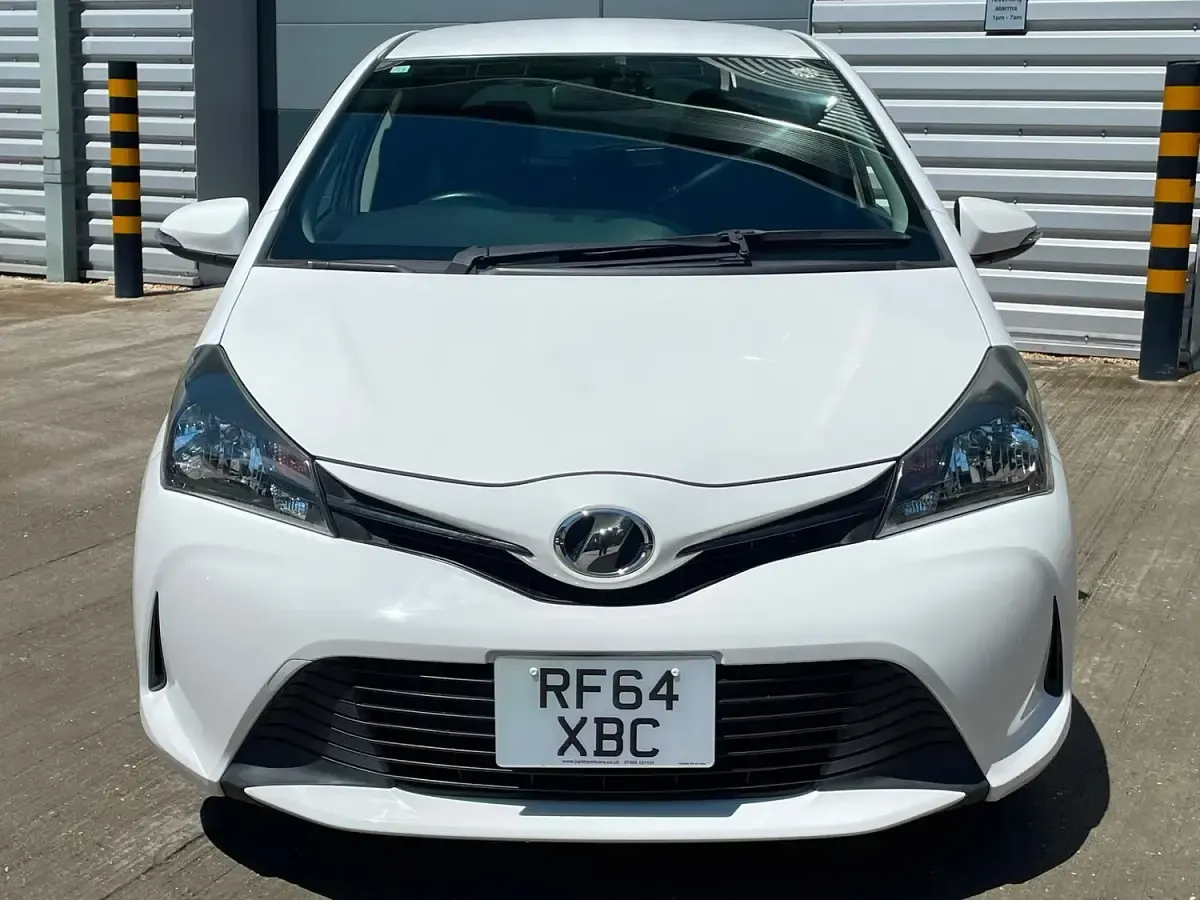 Used Toyota Yaris 99 HP (72 kW) 2014 White Hatchback