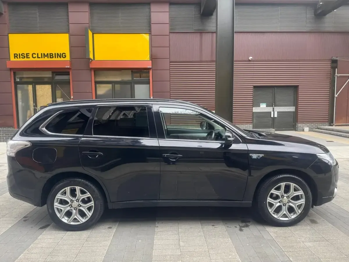 Used Mitsubishi Outlander P-HEV 2014 Black Estate
