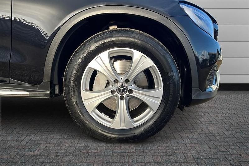 Used Mercedes GLC250 Premium 211 HP (155 kW) 2018 Obsidian black Estate