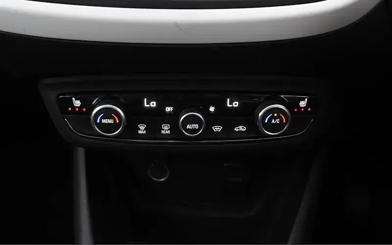 Used Vauxhall Crossland S 110 HP (80 kW) 2021 White SUV
