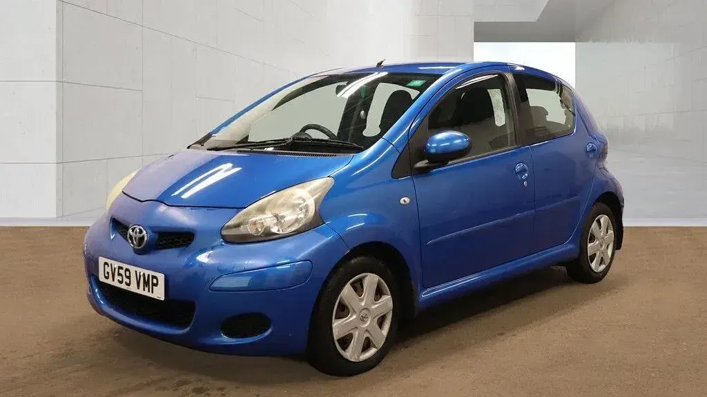 Used Toyota Aygo 68 HP (50 kW) 2010 Blue Hatchback