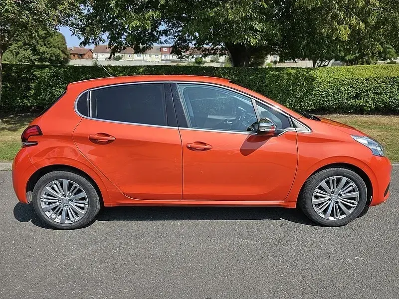 Second-hand Peugeot 208 Allure 2018 Portocaliu Hatchback