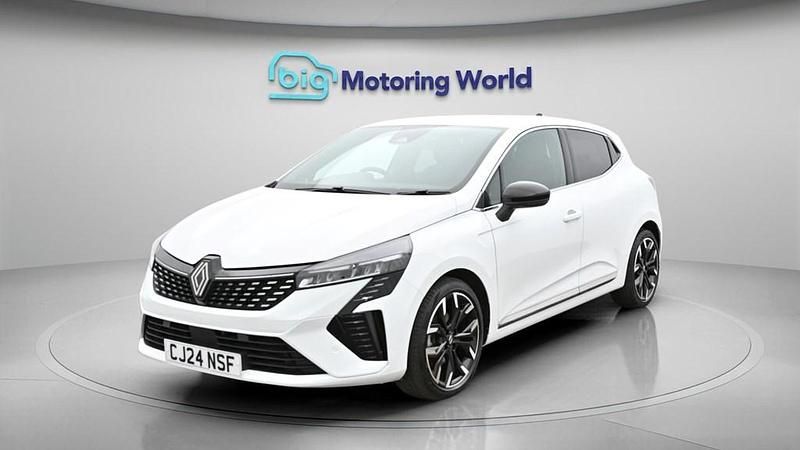 Used Renault Clio V Techno 145 HP (106 kW) 2024 White Hatchback
