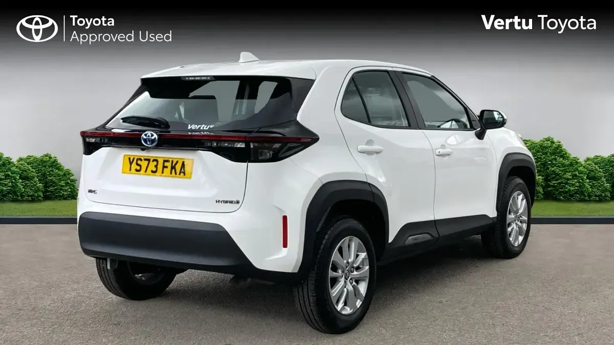 Used Toyota Yaris Hybrid 116 HP (85 kW) 2024 Pure white Estate
