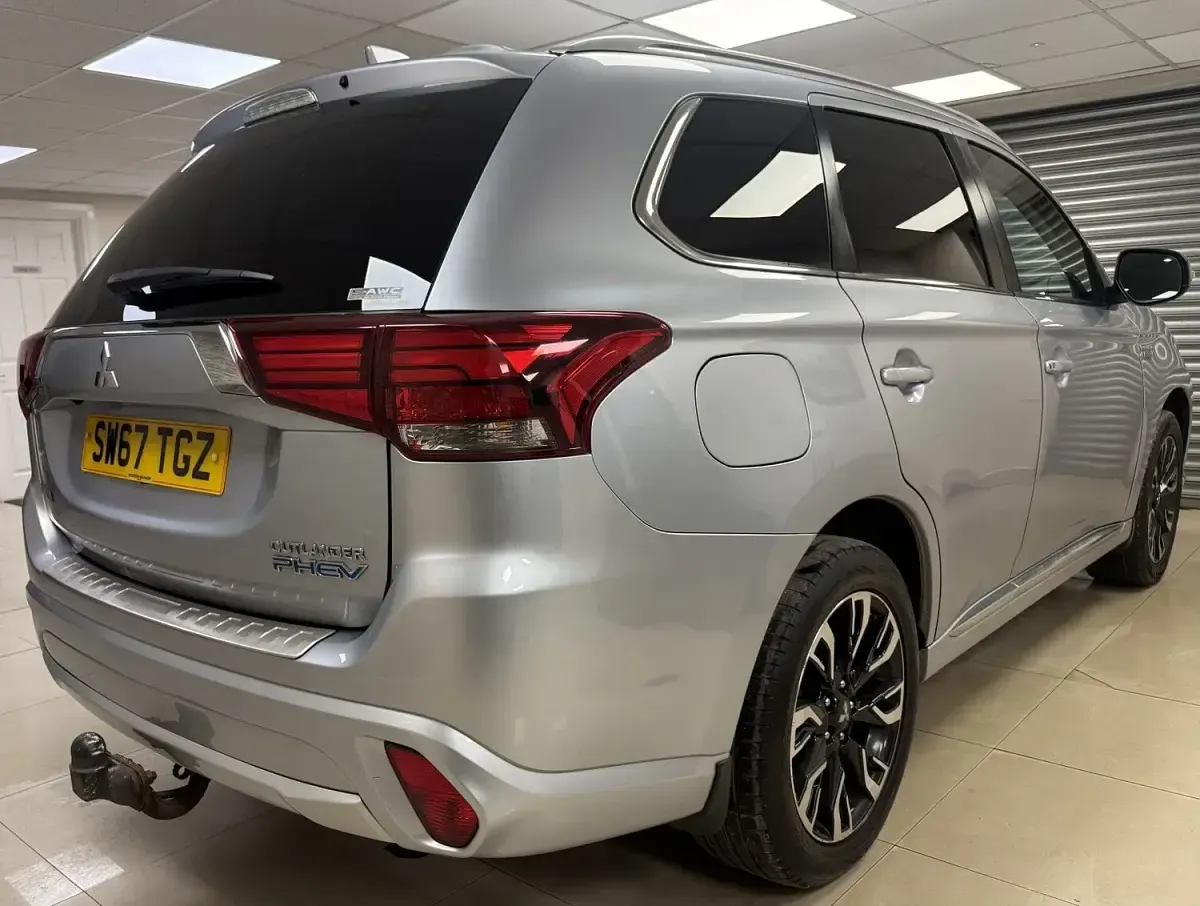 Used Mitsubishi Outlander P-HEV 200 HP (147 kW) 2017 Multicolour SUV