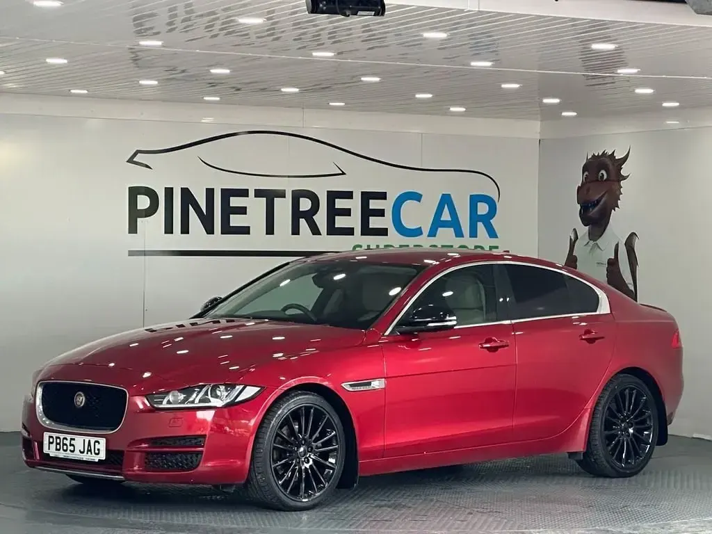 Używany Jaguar XE Portfolio 180 KM (132 kW) 2015 Czerwony Sedan/Limuzyna