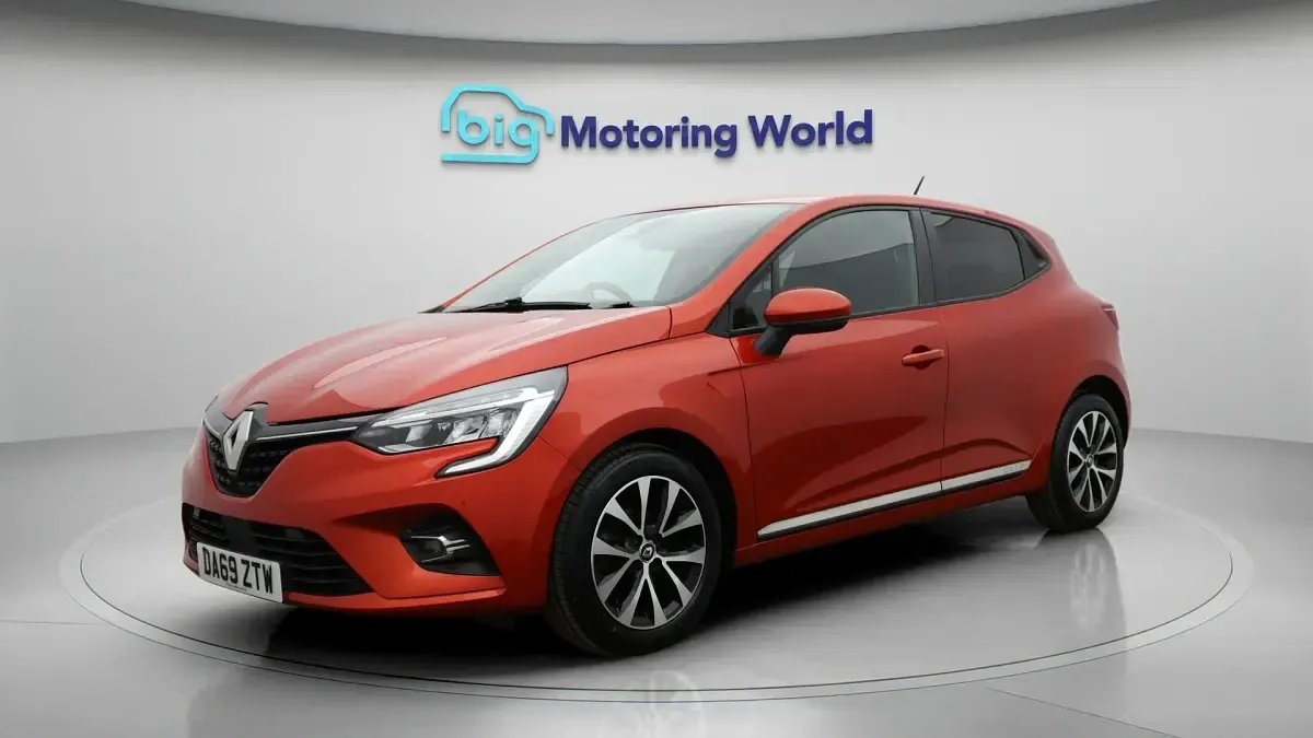 Used Renault Clio Iconic 99 HP (72 kW) 2019 Red Hatchback