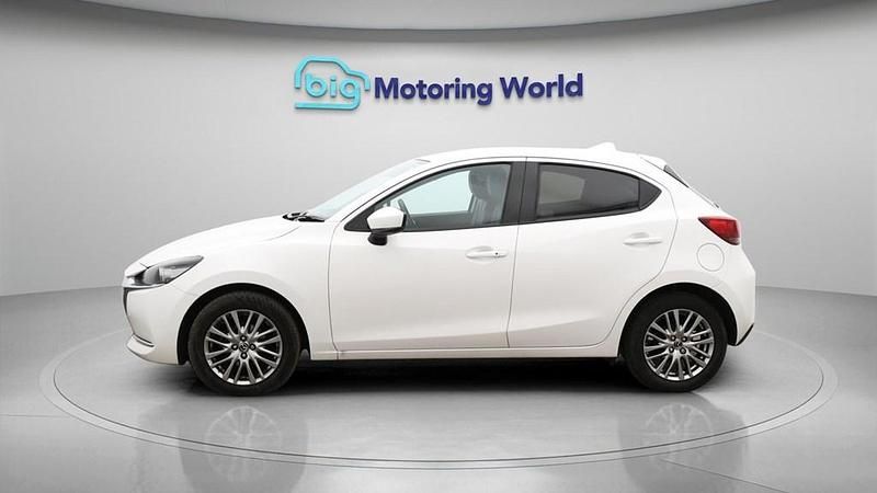 Używany Mazda 2 Inclusive 90 KM (66 kW) 2023 Biały Hatchback