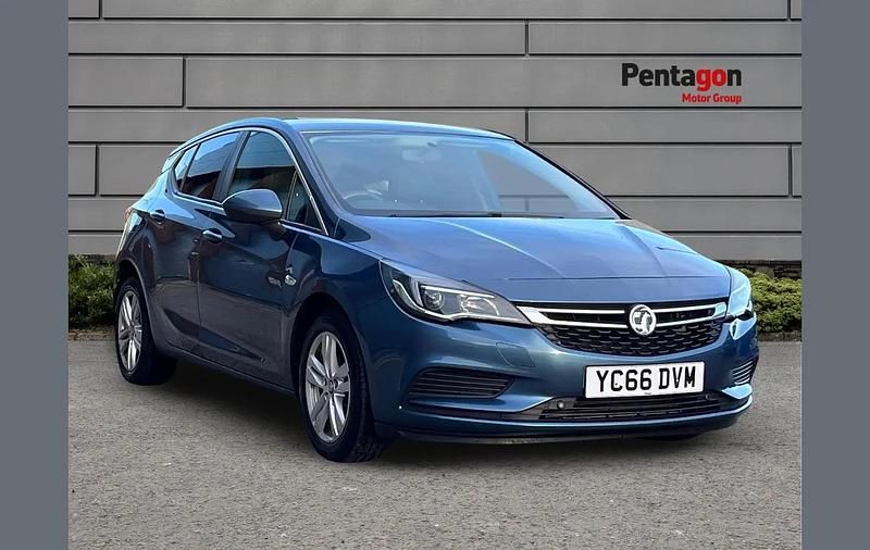 Blue Used 2016 Vauxhall Astra Design Edition Hatchback | £5,999 (Good price) - Image 1/4