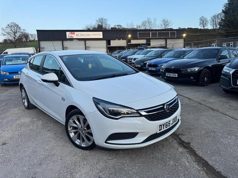 Used Vauxhall Astra Design Edition 125 HP (91 kW) 2016 White Hatchback