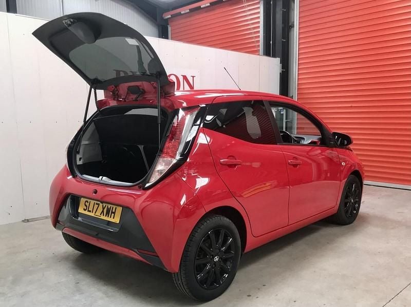 Used Toyota Aygo x-style 69 HP (50 kW) 2017 Red Hatchback