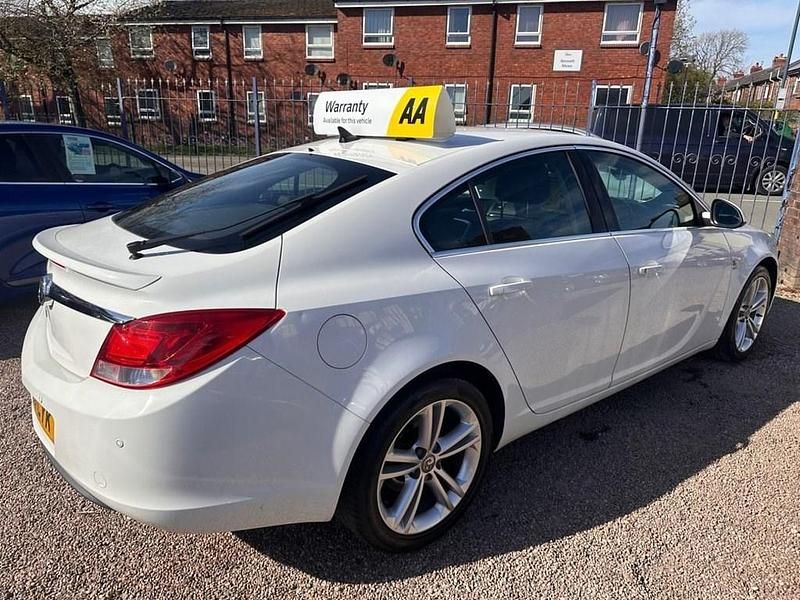 Used Vauxhall Insignia SRi 140 HP (102 kW) 2011 White Hatchback